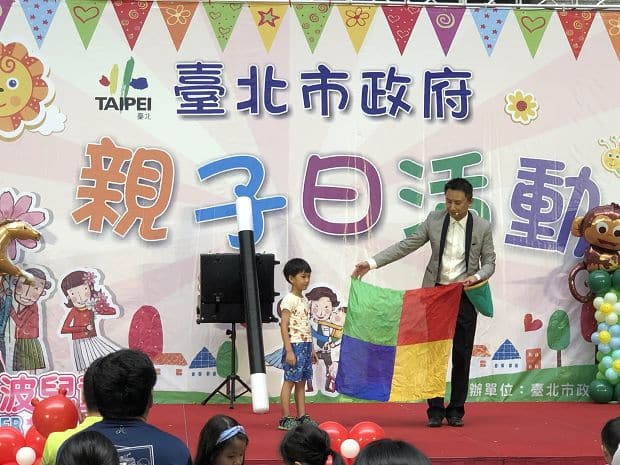 兒童魔術表演-絲巾魔術 兒童魔術表演-絲巾魔術