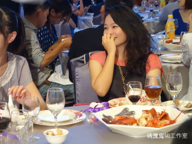 婚禮魔術表演美女笑很開心