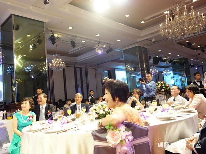 婚禮魔術表演台下觀眾很開心