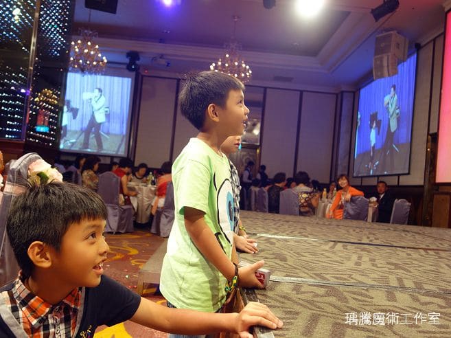婚禮魔術表演小朋友們很開心