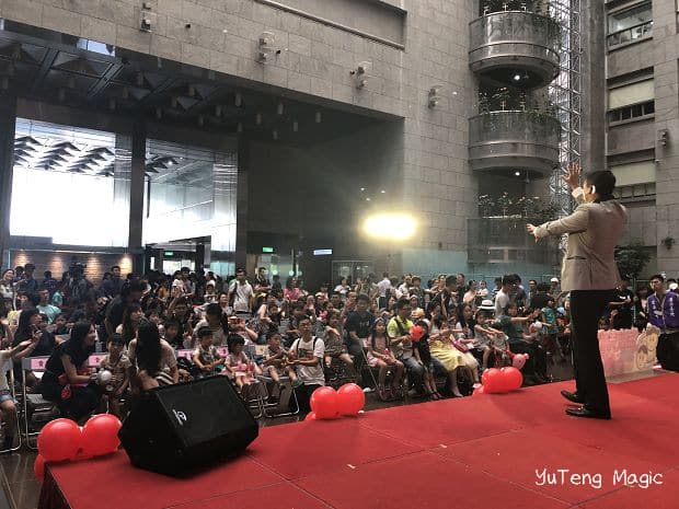 派對魔術師瑀騰在台北市政府親子日的魔術表演秀-全場互動魔術