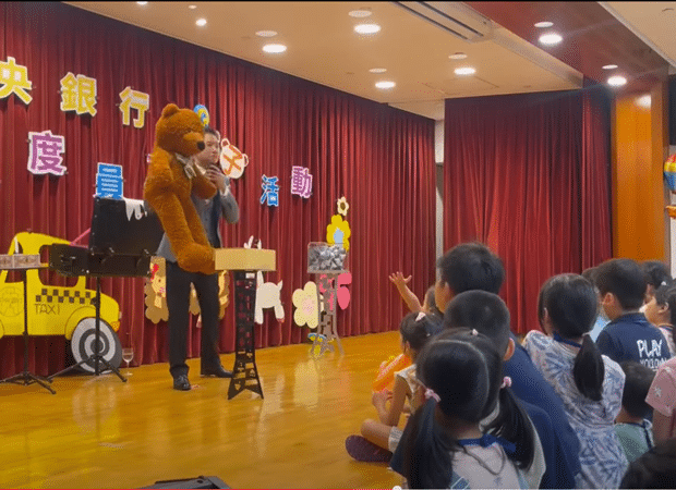 特別的生日慶祝方式-魔術表演